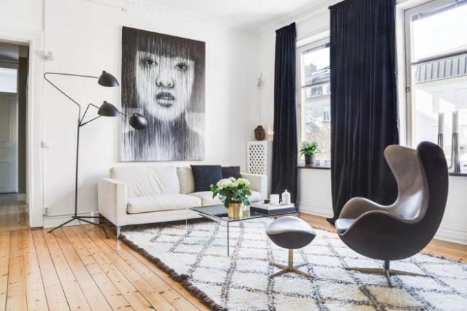 Sala de estar moderna con cortinas de terciopelo negro