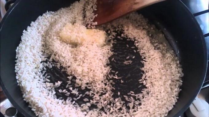 Antes de cocinar el arroz se puede freír en una sartén o en una sartén.