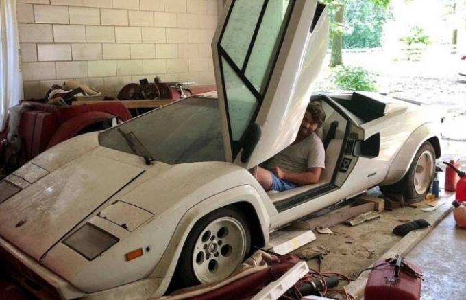 Nieto se retiró en el garaje de su abuela y se encontró un Lamborghini Countach