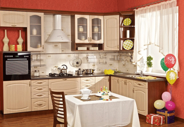 Cocina roja, con un conjunto beige, creada en una habitación cuadrada
