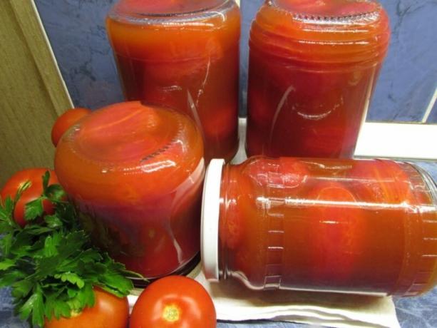 Buenos tomates en la pasta de tomate, cocinar, que puede cualquier anfitriona. Ilustración para un artículo se utiliza para una licencia estándar © ofazende.ru