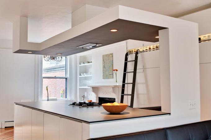 Las transiciones de placas de yeso, como en la foto, a menudo se usan para mejorar la zonificación en cocinas combinadas con otras habitaciones.