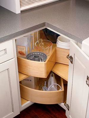 Convierta el espacio desperdiciado en un espacio de almacenamiento original para utensilios de cocina.
