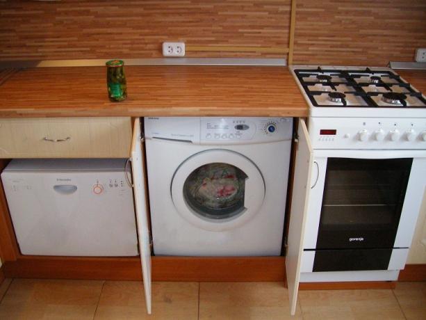 Gran lugar para una lavadora en la cocina.