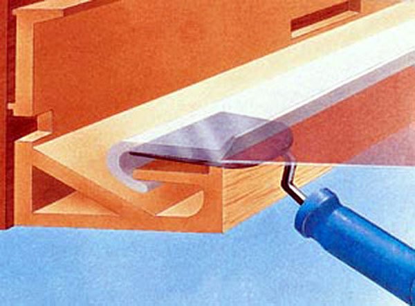 Fijación del techo tensado mediante el método del arpón.