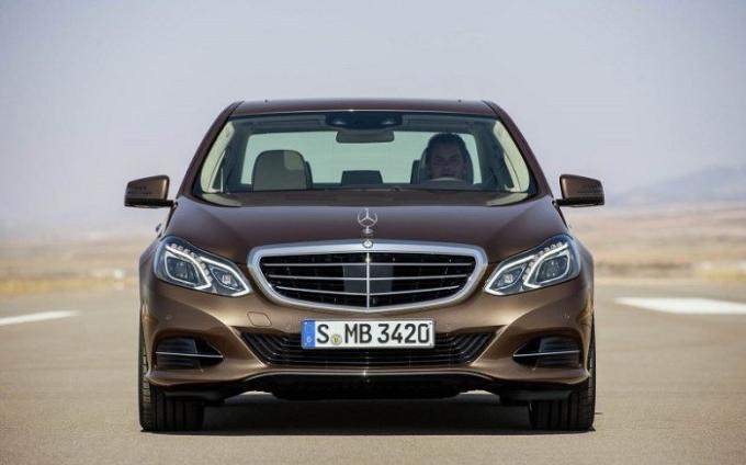 Alemán sedán de clase empresarial de Mercedes-Benz Clase E en 2014. | Foto: cheatsheet.com.