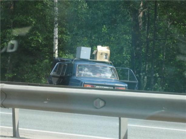 El radar en el techo del coche es absolutamente nada especial, estacionado en la carretera.