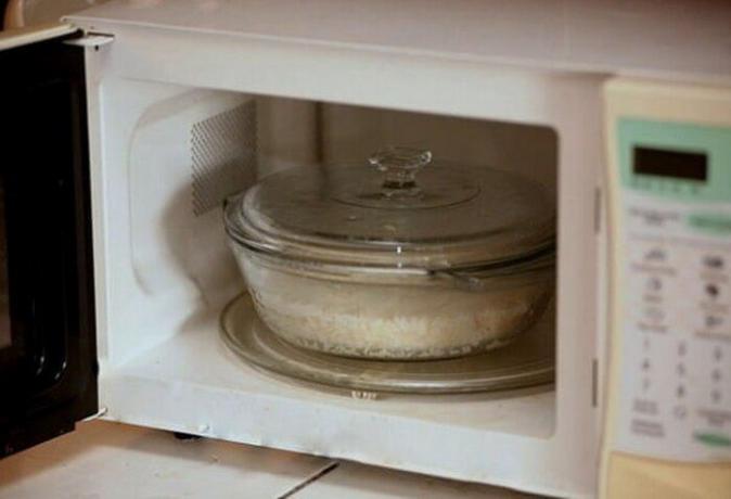 El arroz en un horno de microondas está preparando durante 9 minutos.