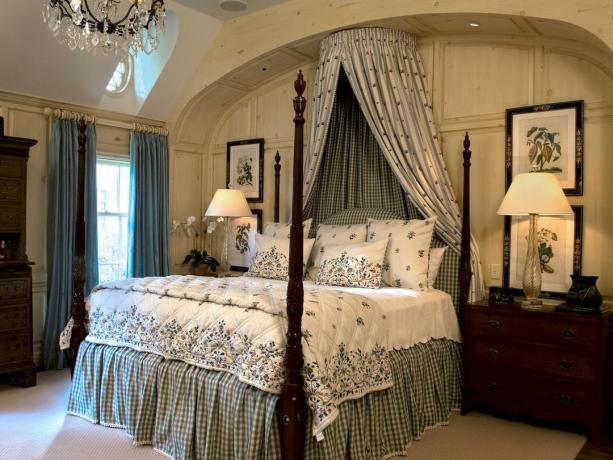 Chic bohemio: interiores de 3 dormitorios con camas con dosel