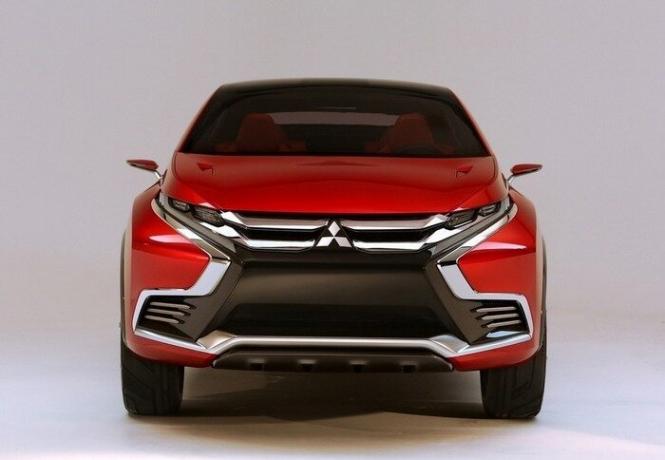 A partir de 2015, Paso de una Mitsubishi Outlander recibió un diseño en forma de X de "Chuck". | Foto: avtosreda.ru.