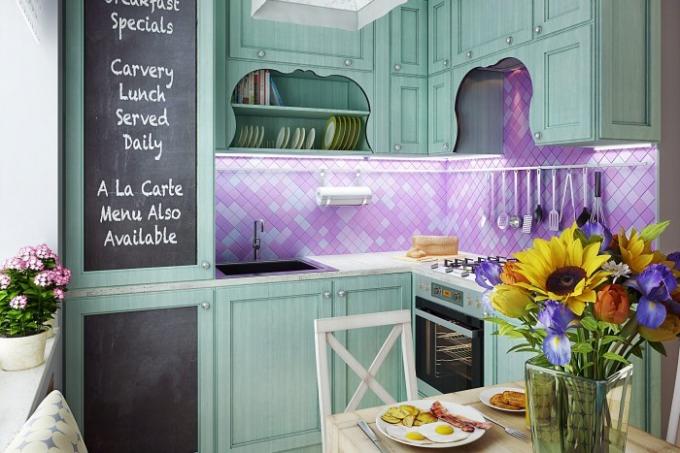 Decora tu delantal de cocina con azulejos originales y el resultado te conquistará