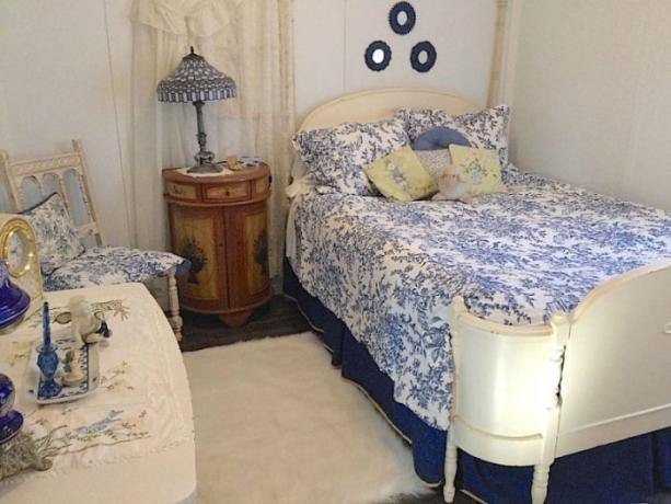 dormitorio retro acogedor en colores blanco y azul.