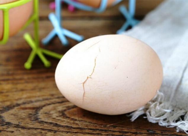Cómo cocinar un huevo agrietado.