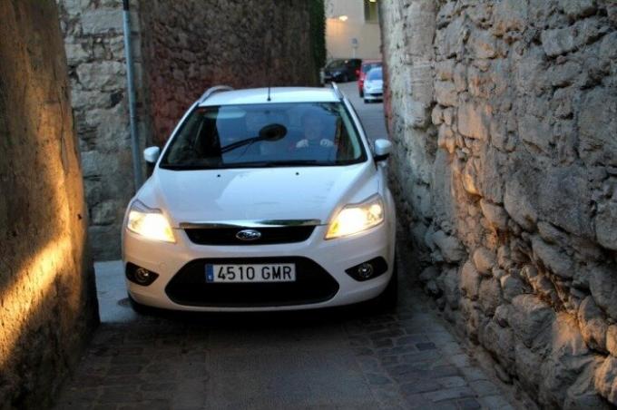 El conductor del Ford apenas se cuela a través de las estrechas calles de Girona España. | Foto: chambersarchitects.com.
