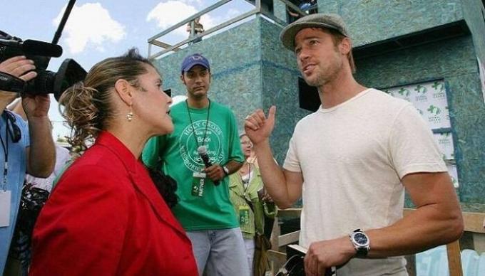 Brad Pitt habla con la gente de la zona y periodistas.