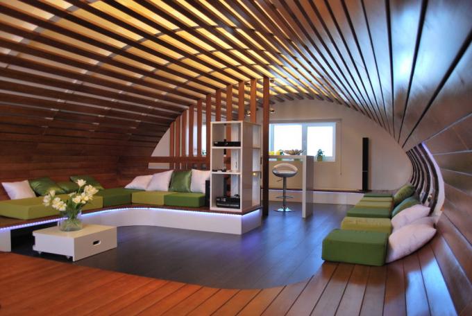 El diseño original de madera para la cocina combinado con la sala de estar.