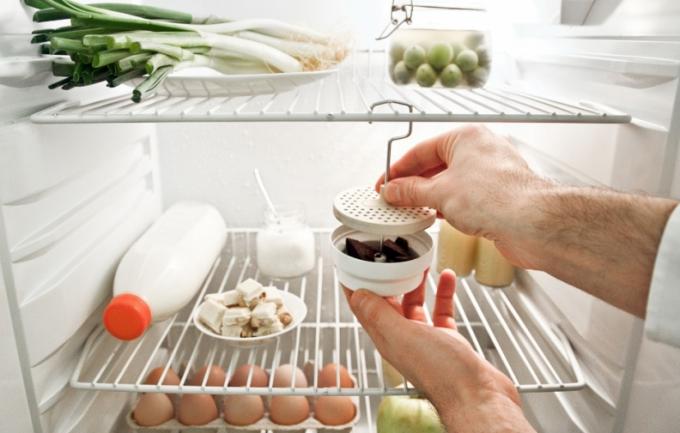 Para evitar el mal olor en el frigorífico, coloque sal, gaseosa o rebanadas de pan en una estructura sencilla que se pueda colgar en un estante.