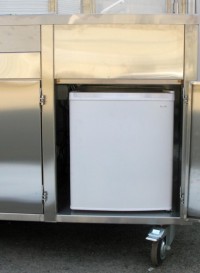 refrigerador beige en el interior de la cocina