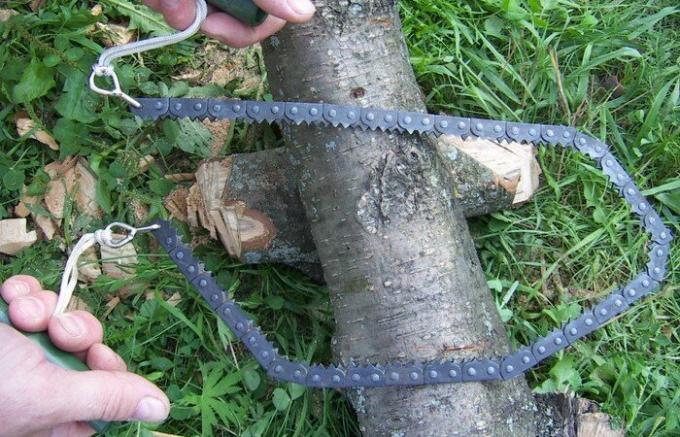 Un simple corte de una cadena de una sierra de cadena para serrar troncos.