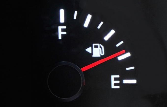  Si la gasolina en el tanque tiende a cero.
