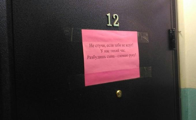 Amenazando post en la puerta protegerá a su apartamento de los intrusos.