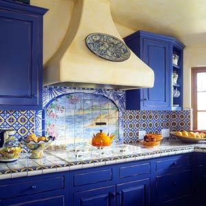 Foto de una cocina azul sobre un fondo de paredes claras