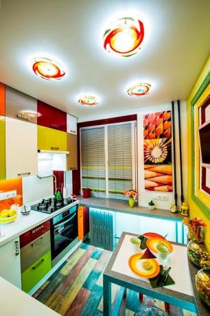Una gran cantidad de colores brillantes en el interior de la cocina.