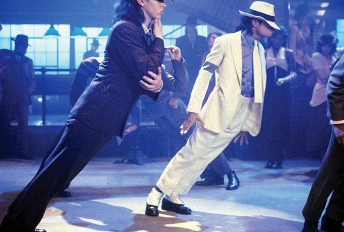 En el clip «Smooth Criminal». Jackson inclinación antigravedad.