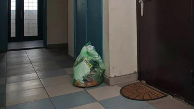Umnichka esposa, vecinos destetados destacan bolsa de basura en el pasillo común, ahora los residuos no huele!