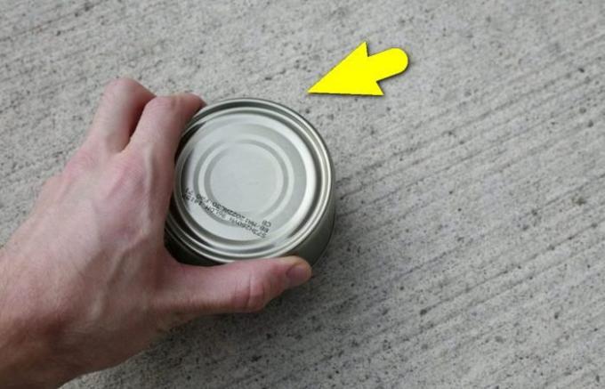 ¿Cómo abrir la lata de comida sin un cuchillo y un abrebotellas: Método de Ejército
