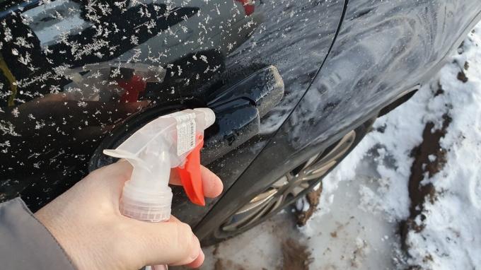 Descongelación manijas del coche de alcohol. 