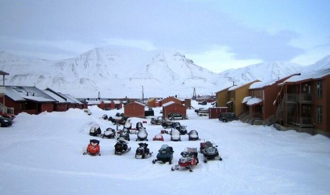 En invierno, todos los habitantes y turistas se desplazan en motos de nieve (Longyearbyen, Noruega).