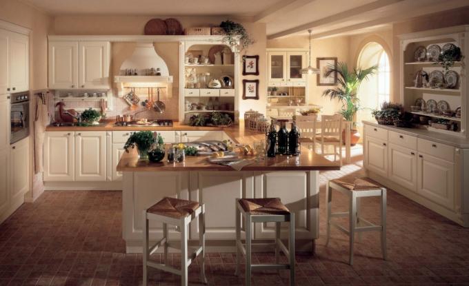 El interior de una cocina de élite es espacioso y funcional.