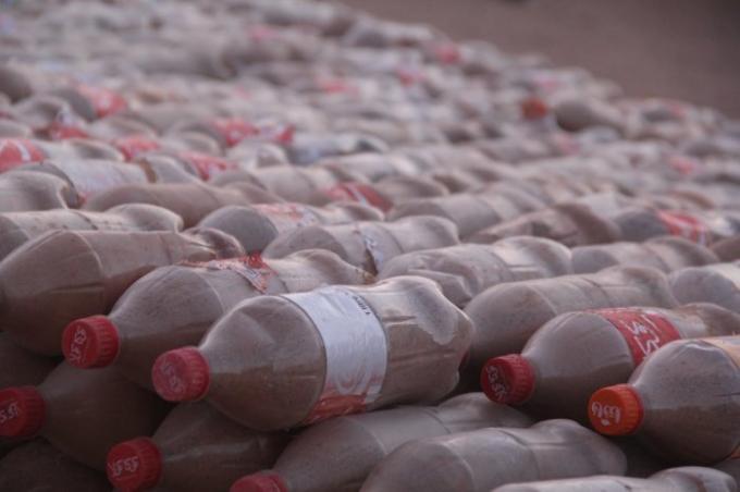 Botellas con arena - material de construcción básico.