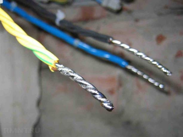 Cómo soldar torcer alambre flexible?