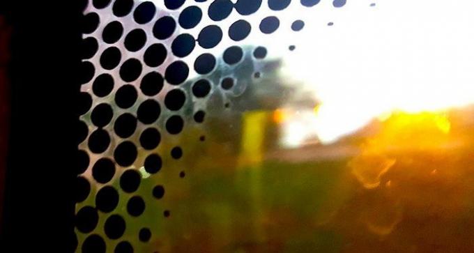 ¿Cuáles son esos puntos negros en el cristal del coche y por qué son necesarias