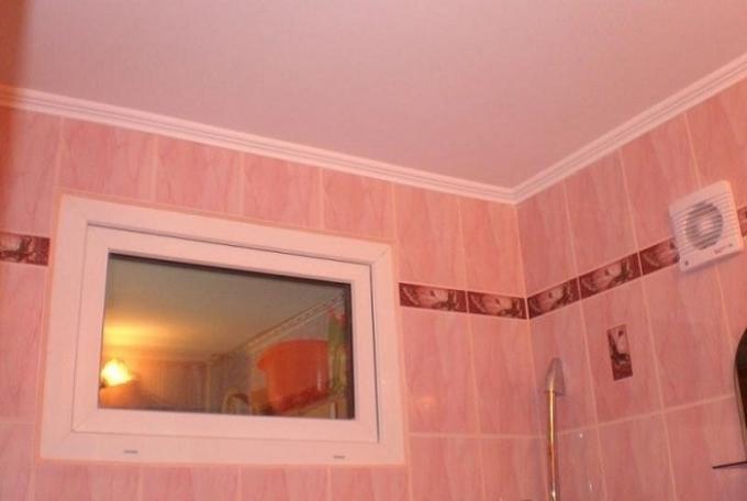 En "Kruschev" hizo la ventana de la cocina al baño.