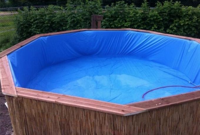 Entusiasta de construir una piscina en una residencia de verano de los palets de madera habituales en el diseño de Internet