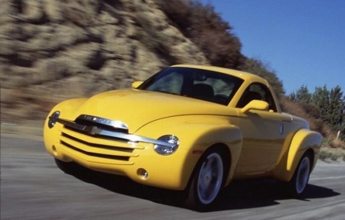 Recogida convertible Chevrolet SSR emitió un breve periodo, de 2003 y 2006. | Foto: cheatsheet.com.