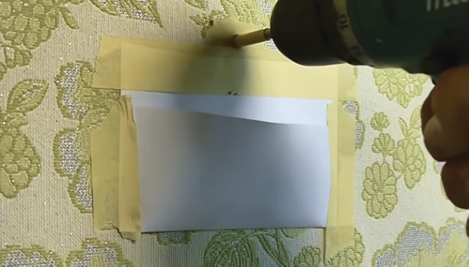De bolsillo hecho de papel y cinta adhesiva protegerá fondo de pantalla contra el polvo que se produce cuando la perforación 