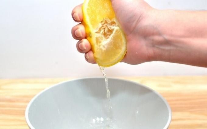 El jugo de limón añadir sabor al plato.