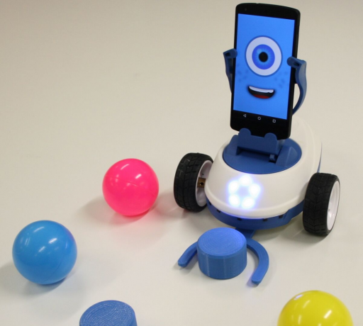 Robobo Robot Educativo realiza acciones programadas por el usuario