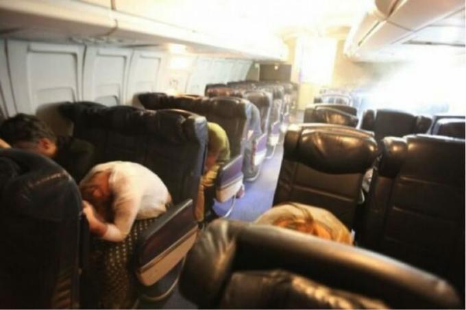 Lo que los pasajeros se les pide que inclinar la cabeza hacia las rodillas en caso de un aterrizaje de emergencia.