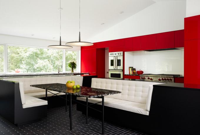 Cocina roja y blanca en una casa particular.