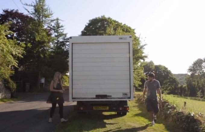 Para ir en un viaje, Nikki y Adam compró una camioneta y lo convirtieron en una caravana. 