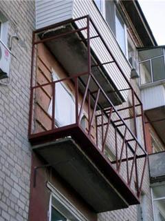 El acristalamiento y el aislamiento del balcón deben basarse en un marco de esquina.