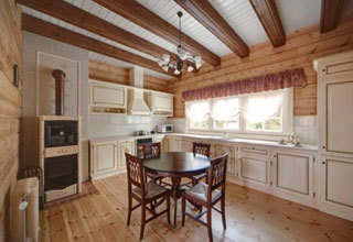 Cocina de estilo provenzal con pisos de madera y techos con vigas.