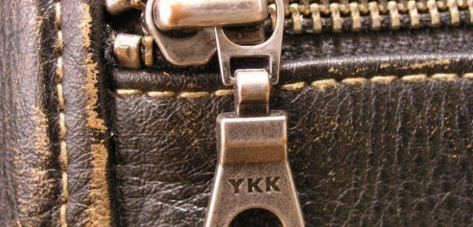 Letras «YKK» decoradas y asequibles ropa y bolsos de diseño caros.