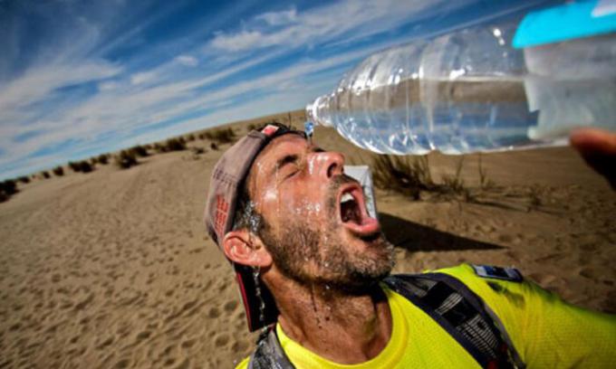 Las personas que tienen problemas del corazón es mejor beber agua justo. / Fotos: runnersworldtr.com.