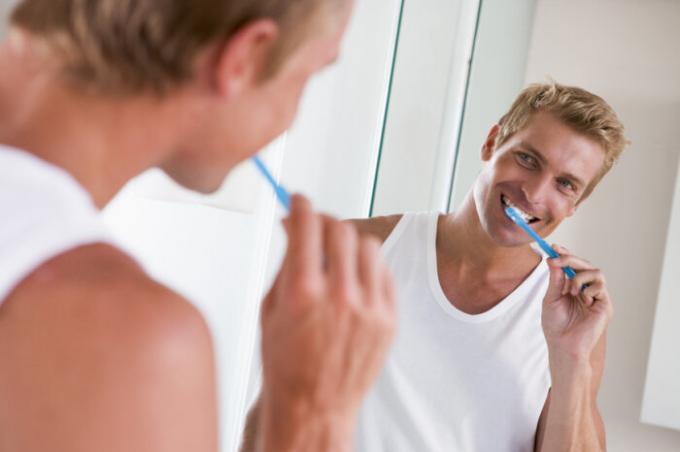 Tomar una ducha, no se olvide de limpiar a fondo los dientes. / Foto: static5.depositphotos.com. 